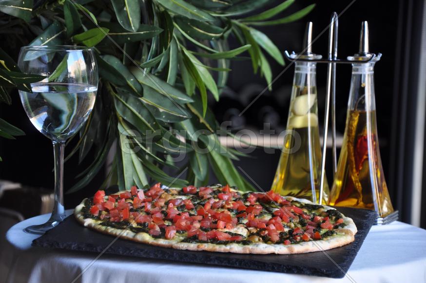 Пицца на тонком тесте с овощами на доске