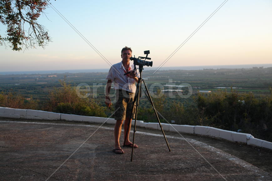 Оператор на фоне рассветного неба