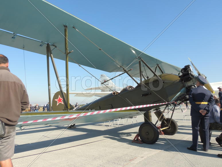 Самолёт кукурузник на взлётной полосе.
