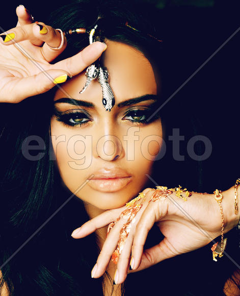 Фотография красивой восточной девушки