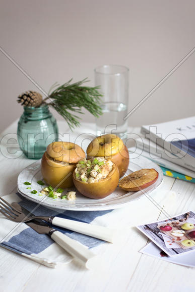 Печеные яблоки фаршированные индейкой