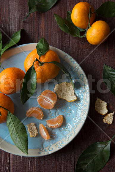 Мандарины на голубой тарелке