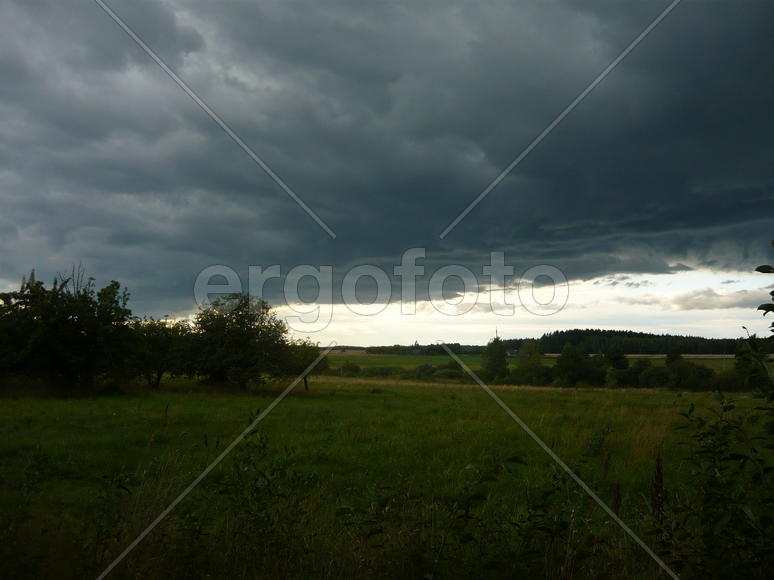 сад перед грозой