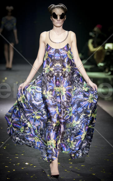 Модель в платье