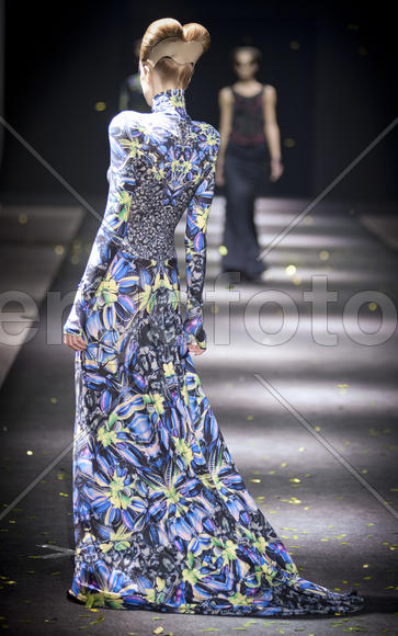 Модель в пестром платье