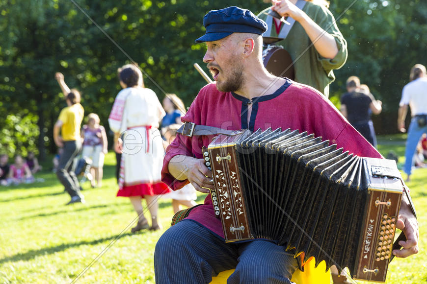 Мужчина с гармонью