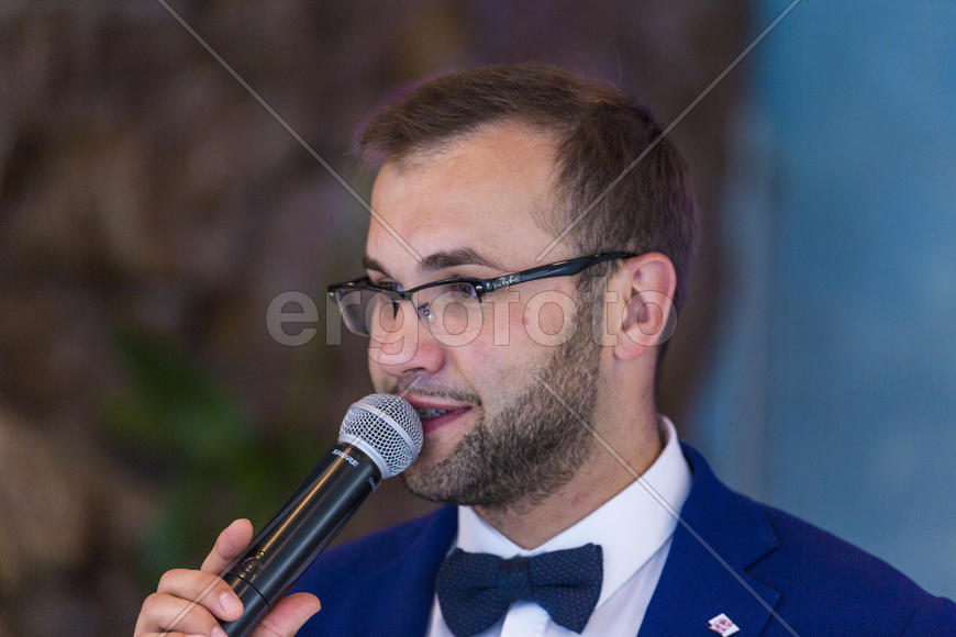 мужчина с микрофоном