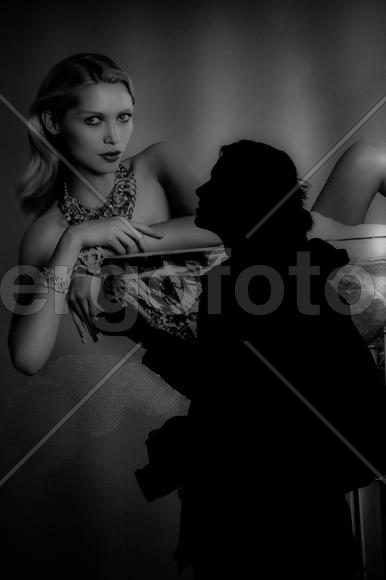 Молодой парень на фоне рекламного плаката