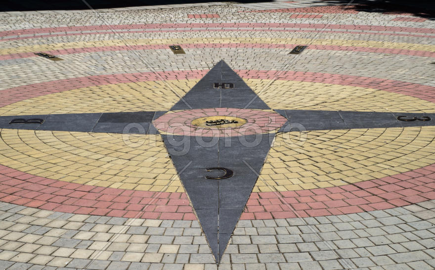 Большие солнечные часы и компас