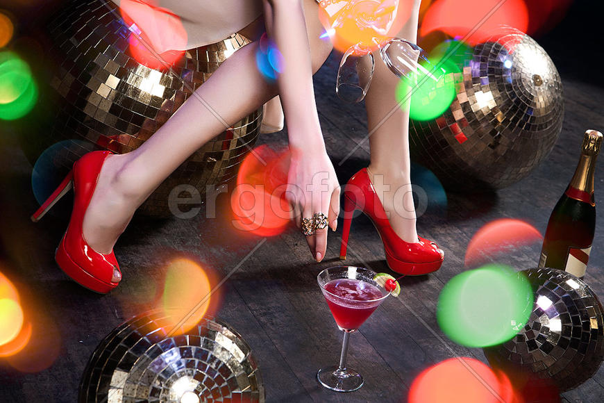 Молодая девушка тянется за бокалом