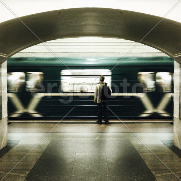 Человек ждущий поезд