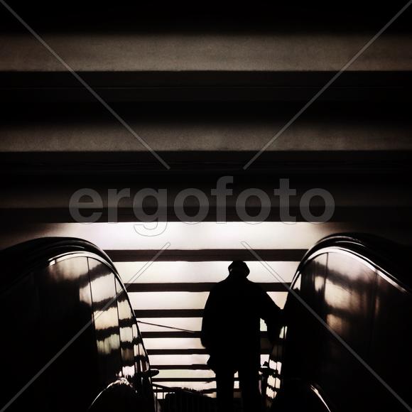 Силуэт человека на эскалаторе