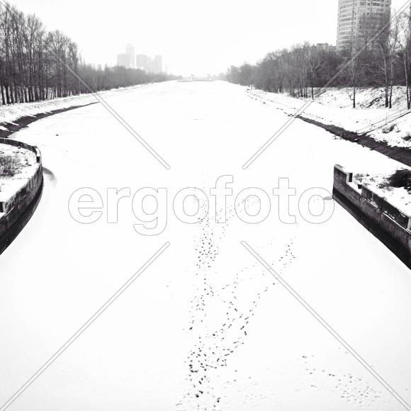 Вид на канал им. Москвы с шлюза №7