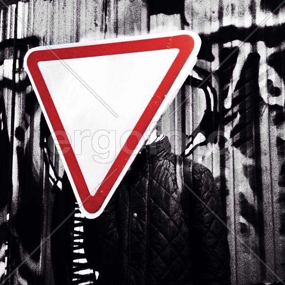 Человек-дорожный знак