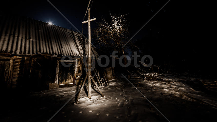Зимний вечер. Старый дом в деревне.