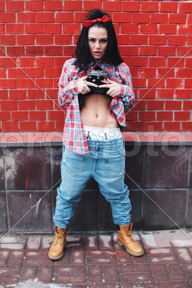 Боевая девушка задирает футболку