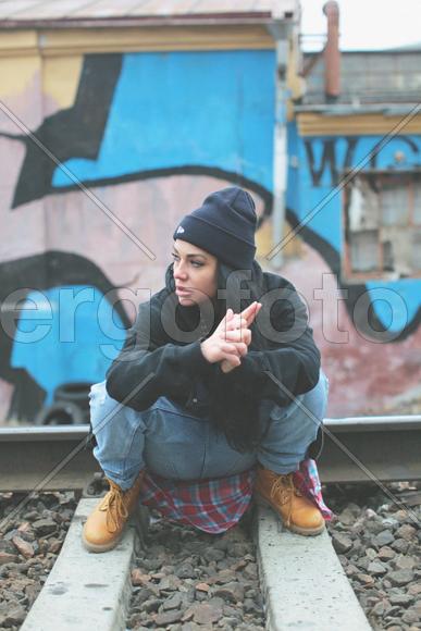 Боевая девушка держит пальцы пистолетом