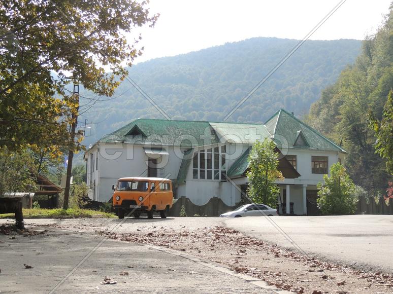 Гора, машинка оранжевая