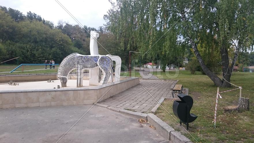 Фонтан в виде лошадей и мусорка в виде пингвина