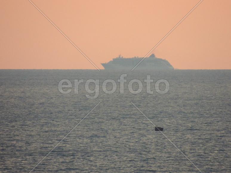 Пароход, горизонт, море, буй