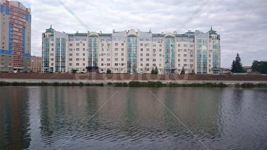 Изумрудный дом на берегу реки в городе Орёл