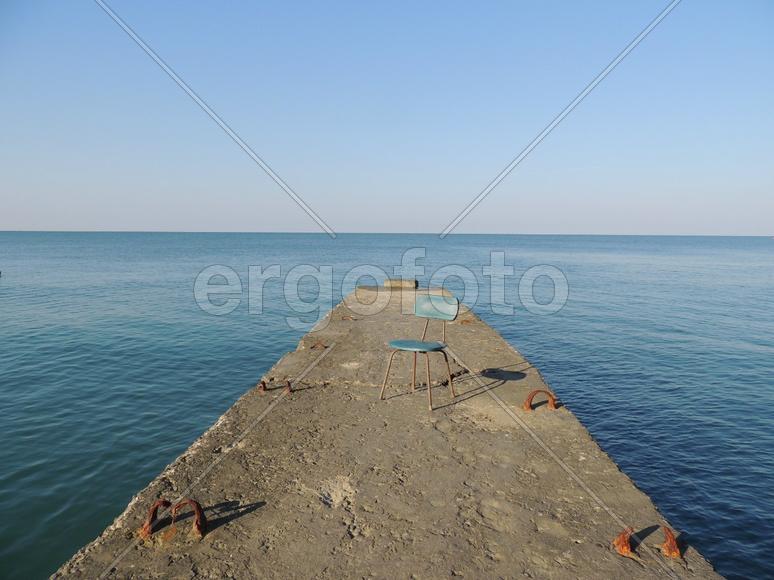 Стул на волнорезе