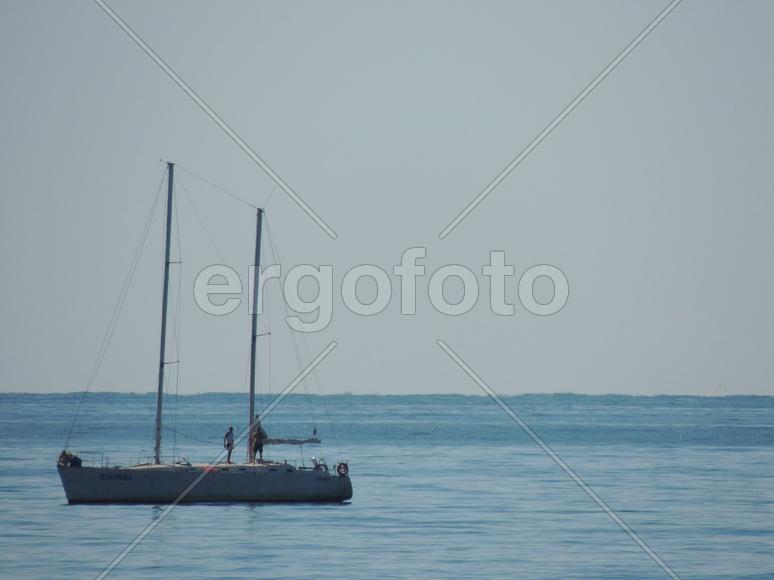 Яхта на море