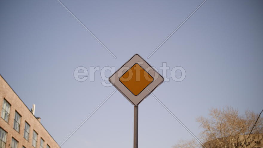 Дорожный знак на фоне голубого неба 