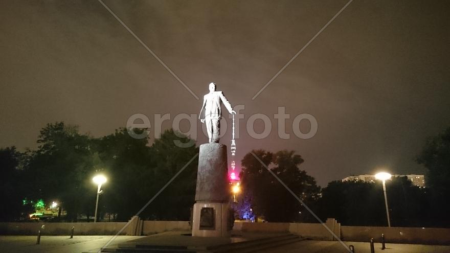 Монумент Королёву Сергею Павловичу с видом на останкинскую башню