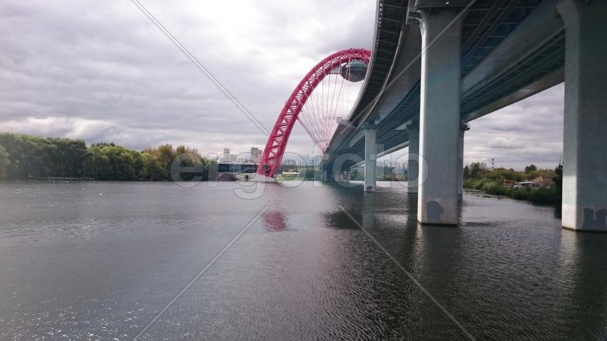 Вид из-под моста на чудесный Живописный мост