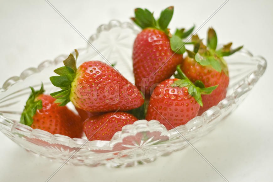 Ваза с клубникой