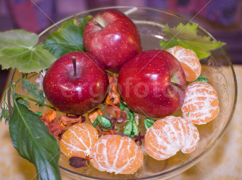 Фрукты в вазе