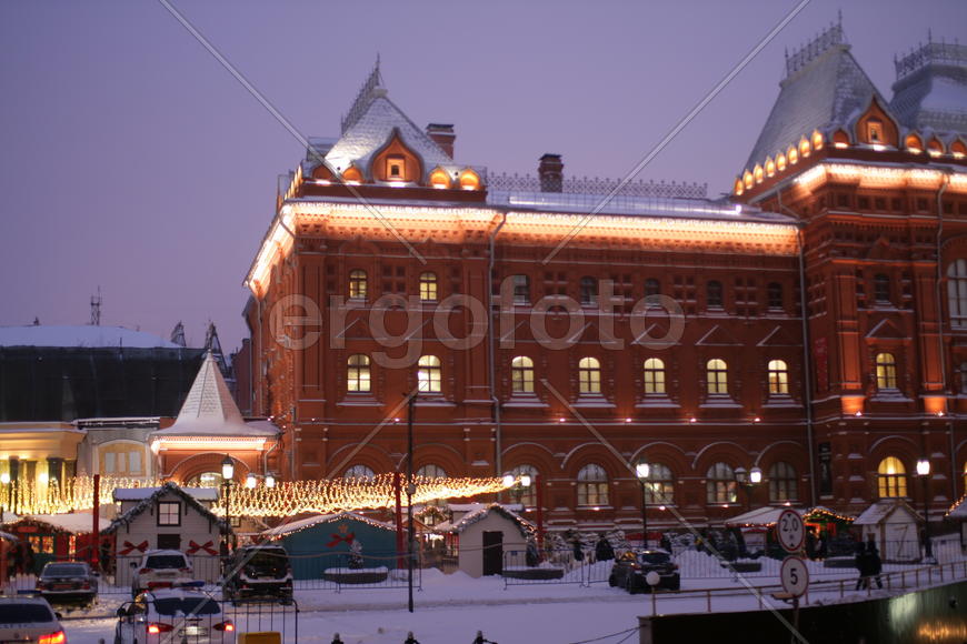 Здание с подсветкой в центре Москвы