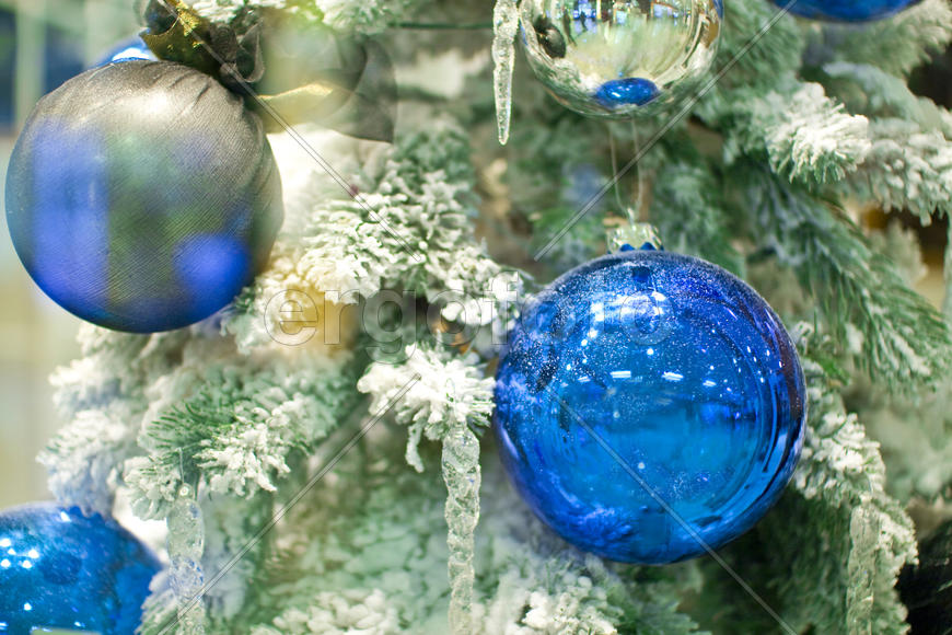 Синие шарики на елке