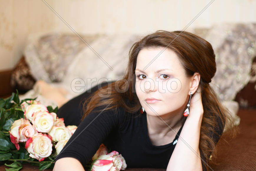 Красивая девушка и розы