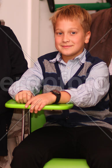 Мальчик-блондин за партой