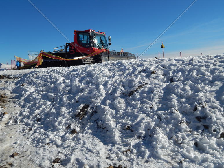 "Красный снегоход на Красной поляне"                      