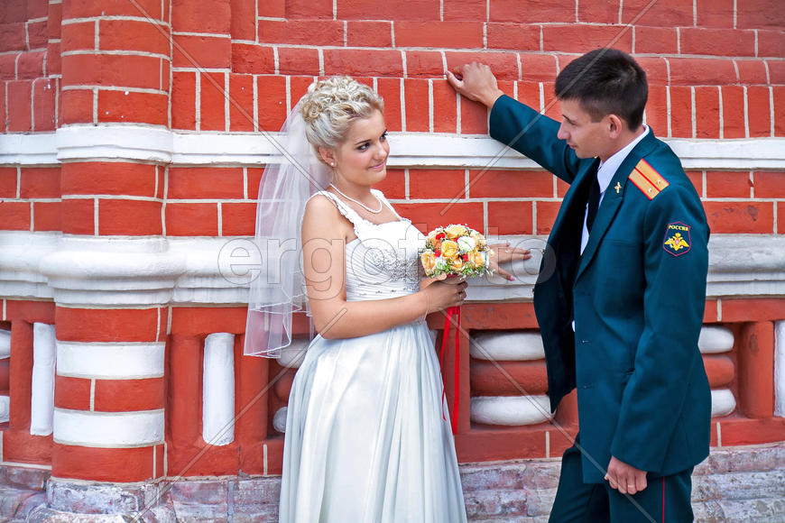 Жених и невеста смотрят друг на друга