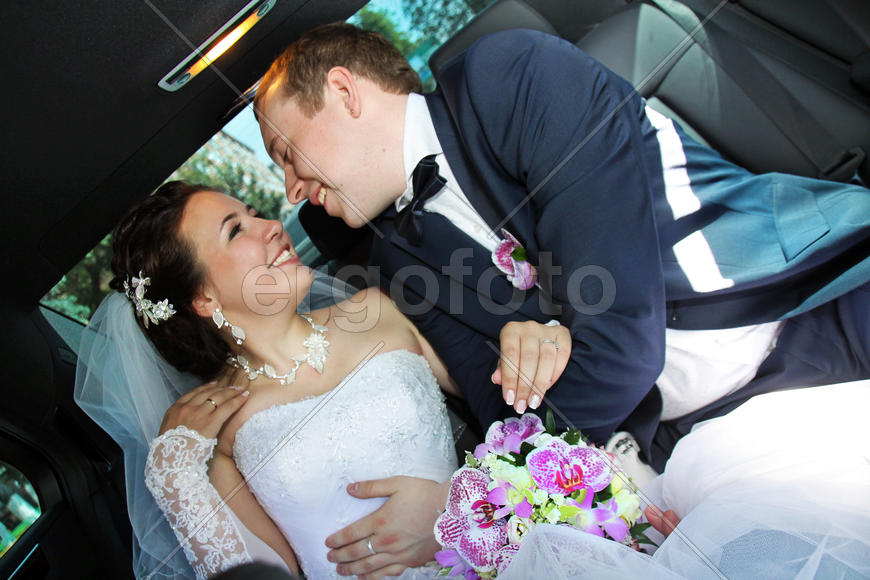Молодожены в автомобиле
