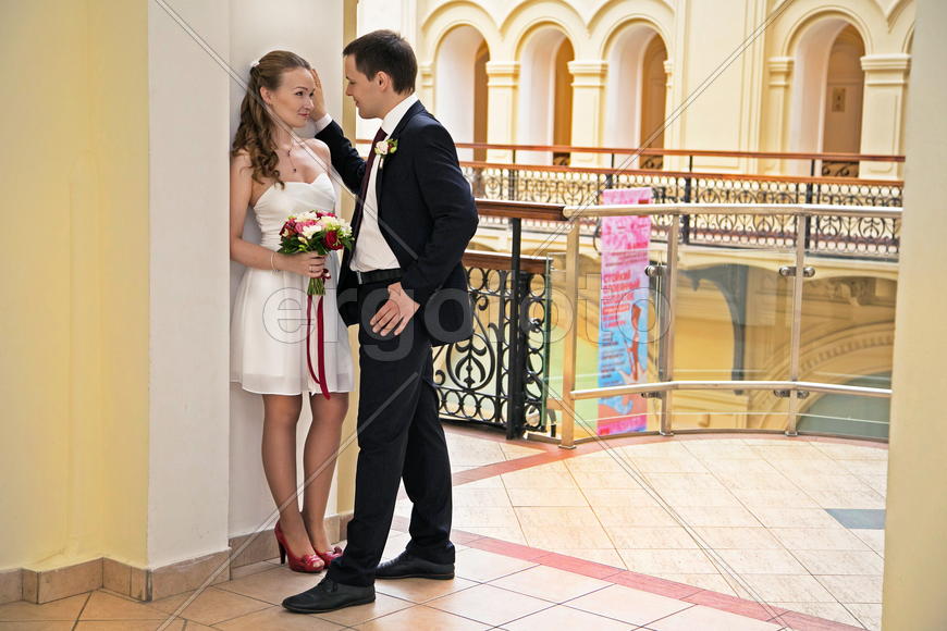 жених заигрывает с невестой