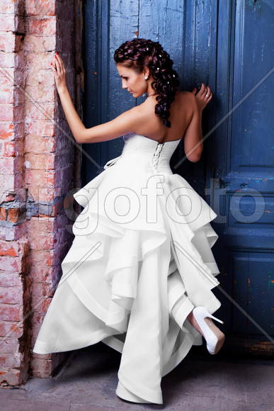 Девушка в белом платье