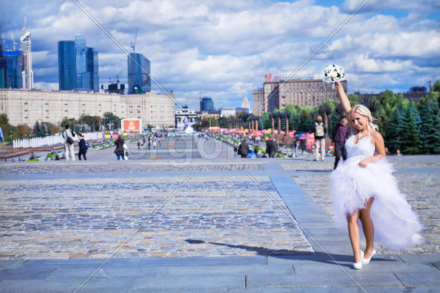 Невеста на фоне города