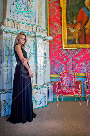 Девушка на фоне интерьера