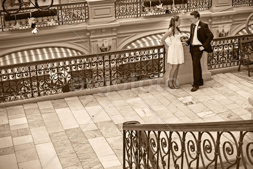 жених и невеста на балконе Гума