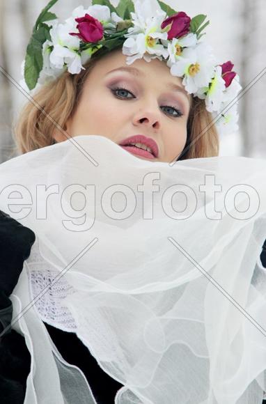 девушка с цветочным венком