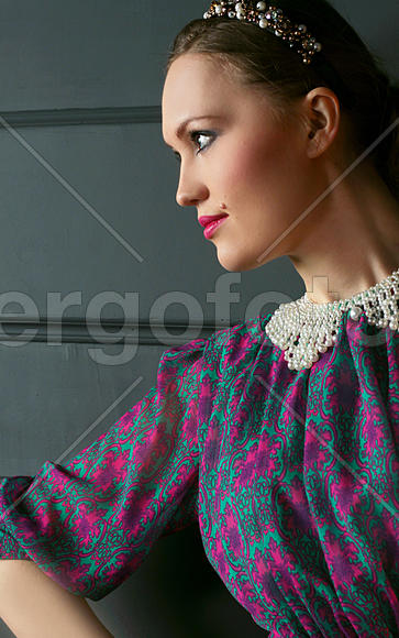 девушка с пристальным взглядом 