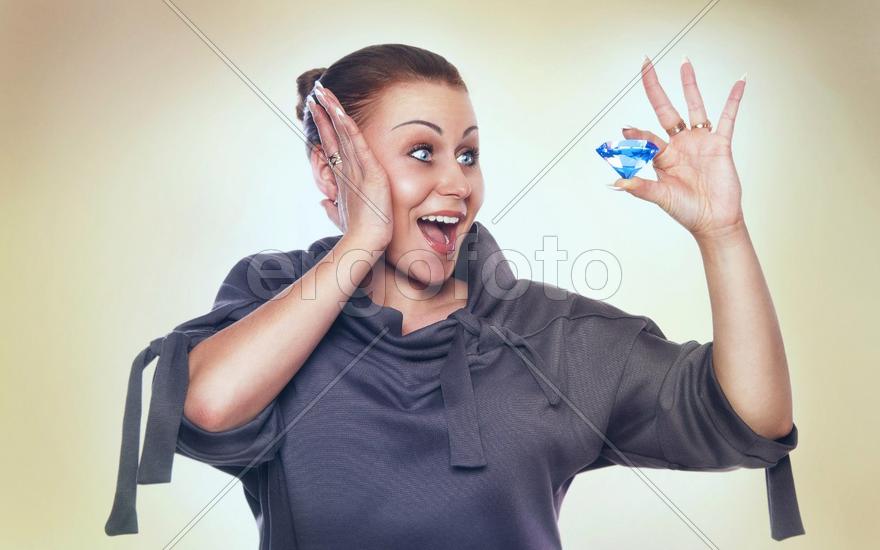 Девушка с драгоценным камнем