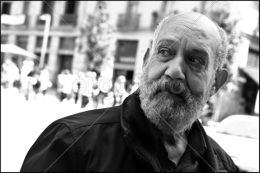 Мужчина средних лет с бородой