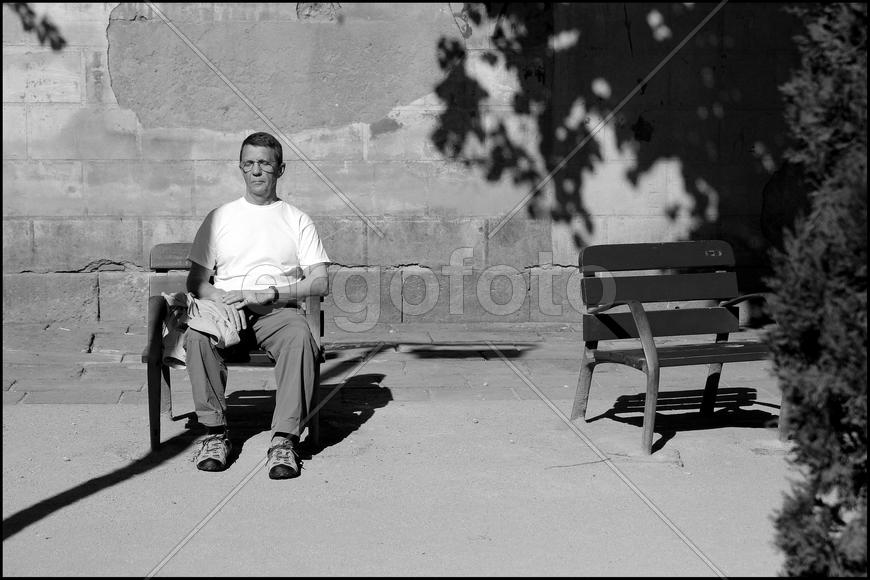 Скамейка и человек