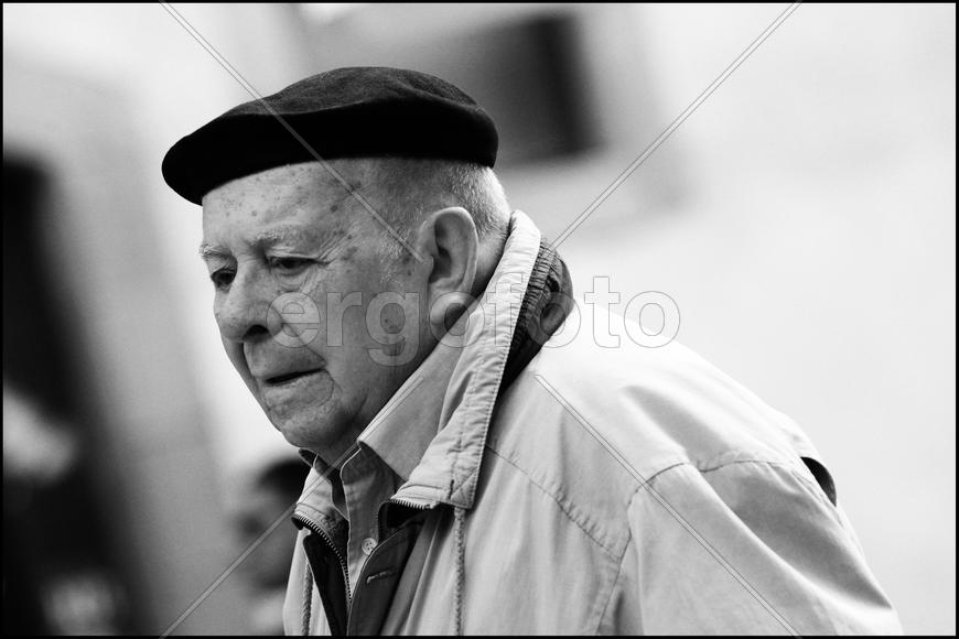 Пожилой мужчина в черном берете